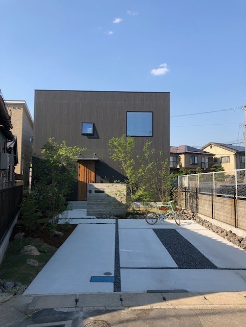 大阪府八尾市で新築外構を施工させてもらいました。緑がいっぱいのお庭。おしゃれな外構が出来上がりました。