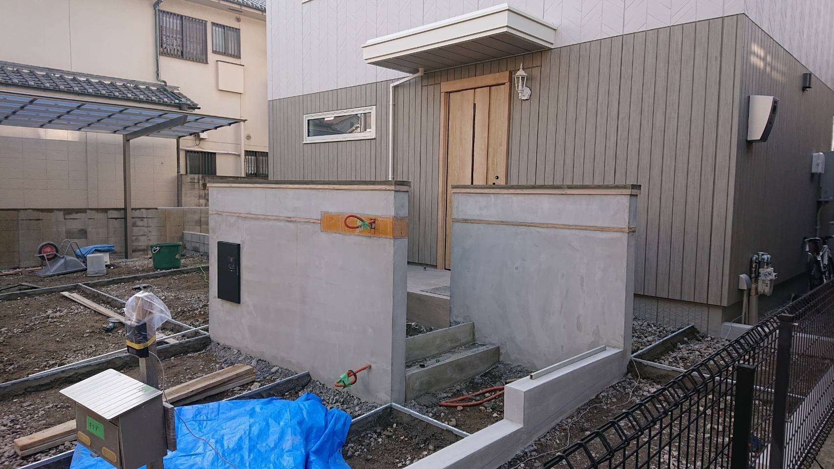 大阪府八尾市で新築外構工事を施工中。おしゃれな門柱が出来上がりそうです。